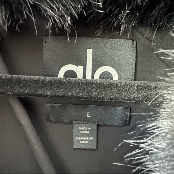 ALO Yoga Opulent Faux Fur Cropped Jacket Black SZ L - Picture 4 of 7